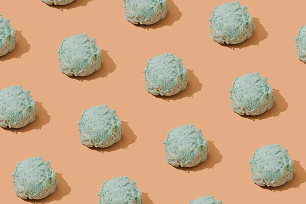 Pastellblaue Eiskugeln Mit Muster Auf Braunem Hintergrund Minimales Sommerfutterkonzept — Stockfoto