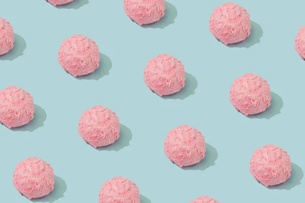 Pastel Roze Ijs Scoops Patroon Blauwe Achtergrond Minimaal Zomer Food — Stockfoto
