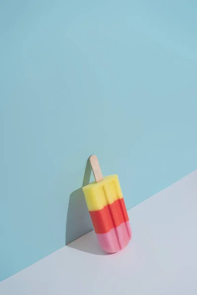 五颜六色的冰淇淋冰棒在柔和的蓝色背景 最小的夏季概念 — 图库照片