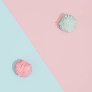Pastel pembe ve mavi arka plan üzerinde dondurma kepçe. Minimal yaz gıda konsepti