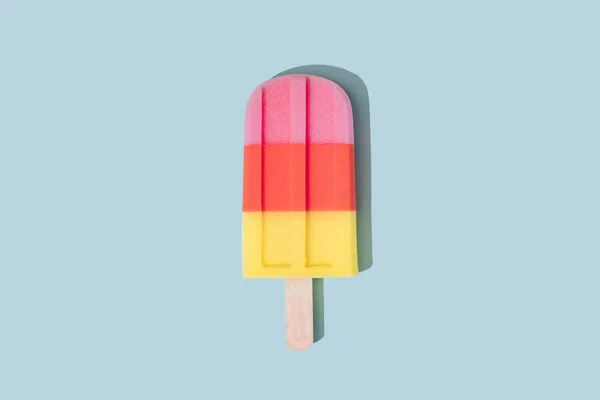 五颜六色的冰淇淋冰棒在柔和的蓝色背景 最小的夏季概念 — 图库照片