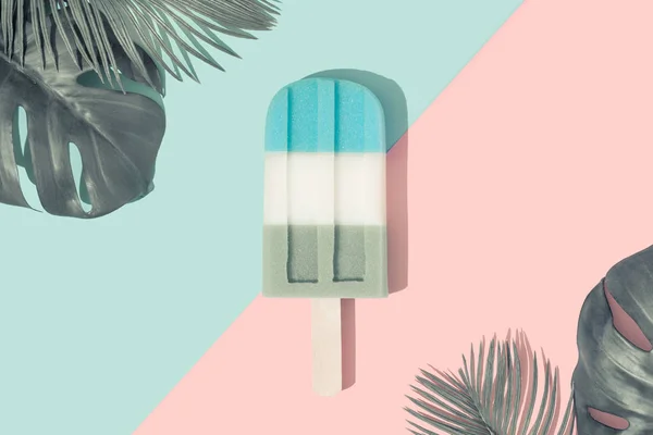冰淇淋冰棒在柔和的蓝色与热带棕榈叶在纸双色调背景 最小的夏季概念 — 图库照片