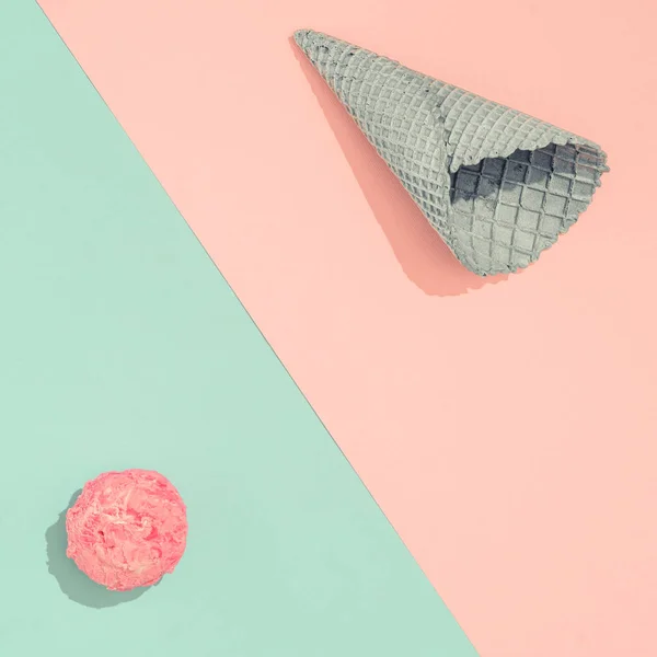 勺子冰淇淋与圆锥在柔和的粉红色和蓝色背景 最小夏季食品概念 — 图库照片