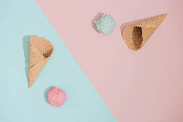 パステルピンクとブルーの背景にコーンとアイスクリームのスクープ 最小限の夏の食べ物のコンセプト — ストック写真