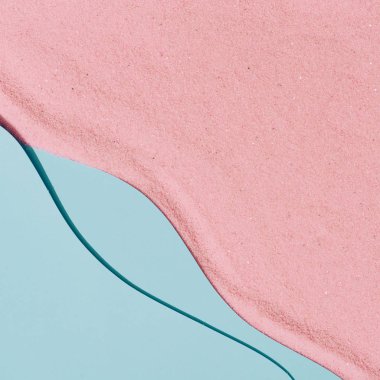 Pembe kum plaj ve kağıt deniz dalgaları minimal üst görünümü. Minimal yaz arka planı 