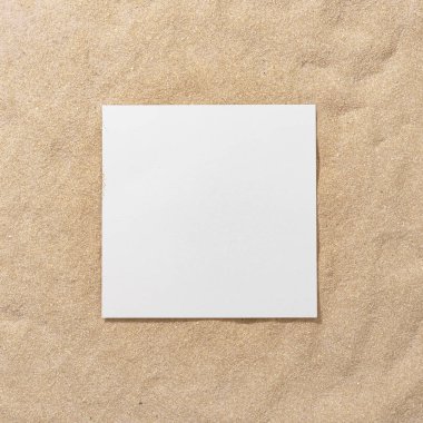 Kumlu arka plan üzerinde beyaz kağıt kart notu ile Yaz plaj gündüz sahne. Minimal güneş ışığı tropikal düz döşeme düzenleme