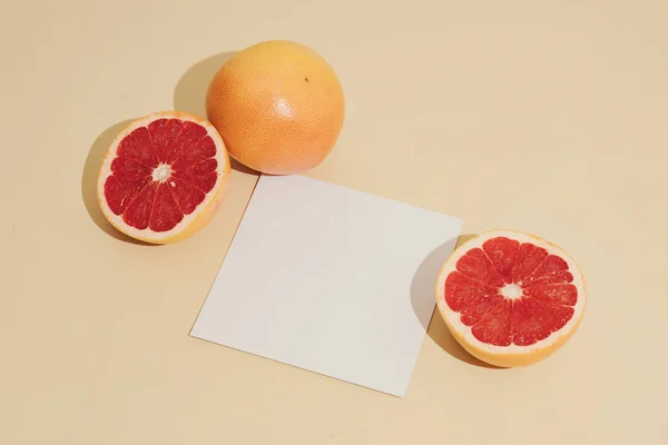 Composición Mínima Pomelos Con Luz Solar Notas Papel Blanco Sobre —  Fotos de Stock