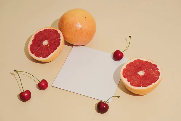 Composição Fruto Iluminado Pelo Sol Mínima Toranjas Com Sombras Cerejas — Fotografia de Stock