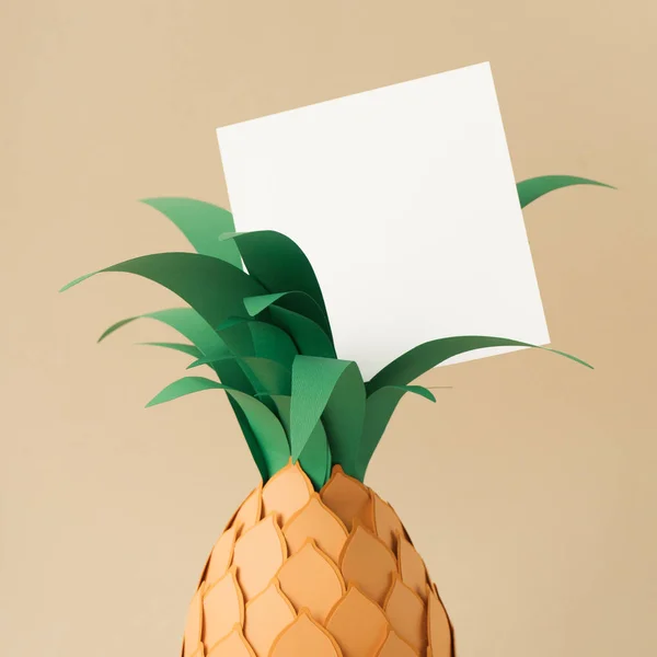 砂色の背景に白い紙のカードのノートと紙の甘いパイナップル 夏の最小限の概念的背景 — ストック写真