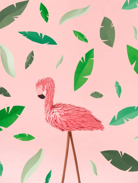 Красивий Паперовий Фламінго Птах Падаючим Зеленим Листям Пастельному Рожевому Тлі — стокове фото