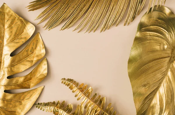 Layout Criativo Feito Folhas Palma Tropical Dourada Fundo Bege Pastel — Fotografia de Stock