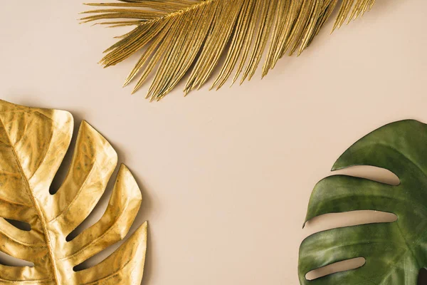 Kreatives Layout Aus Goldenen Und Grünen Tropischen Palmenblättern Auf Pastellbeigem — Stockfoto