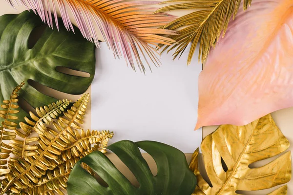 创意布局由金色和五颜六色的热带棕榈叶与白色纸卡注在柔和的米色背景 最小的夏季异国情调概念 — 图库照片