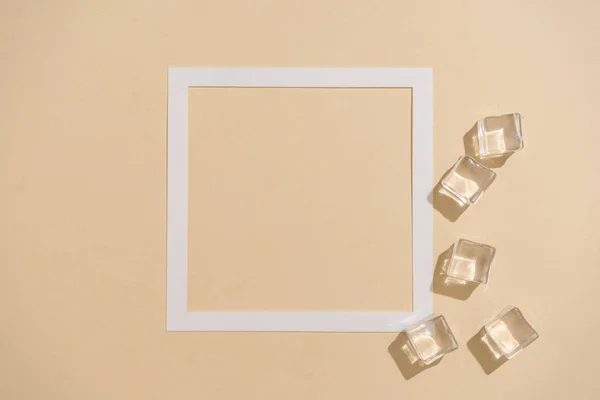 Letní Scéna Papírovým Rámečkem Kostky Ledu Stíny Písčitém Pastelově Barevném — Stock fotografie