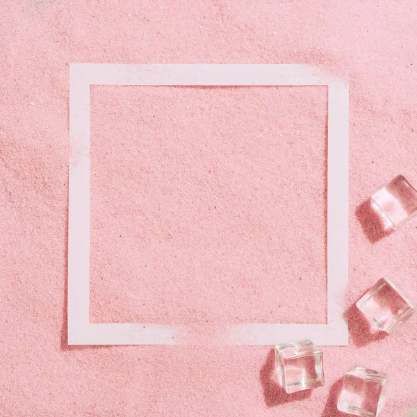 Nyári Nappali Jelenet Papírkerettel Jégkockák Árnyékkal Rózsaszín Homokos Pasztell Színű — Stock Fotó