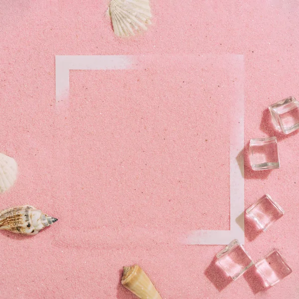 분홍색 파스텔 배경에 그림자와 조개와 프레임과 큐브여름 최소한의 레이어레인지 — 스톡 사진
