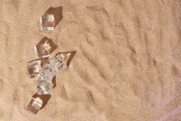 Cena Diurna Verão Com Cubos Gelo Sombras Sobre Fundo Areia — Fotografia de Stock