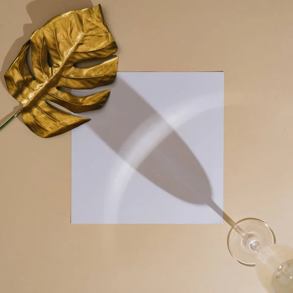Vista Superior Mínima Copo Champanhe Com Folha Monstera Dourada Cartão — Fotografia de Stock