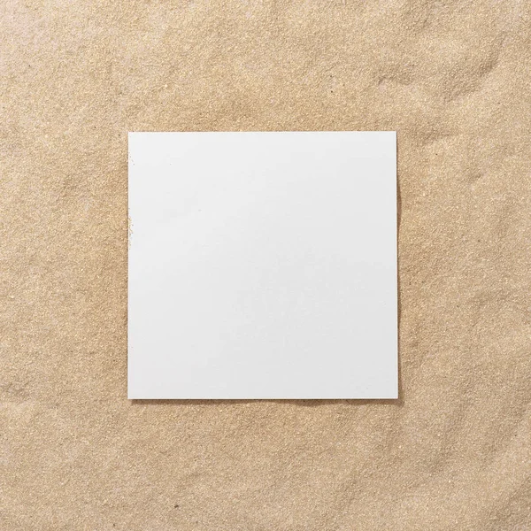 Kumlu Arka Plan Üzerinde Beyaz Kağıt Kart Notu Ile Yaz — Stok fotoğraf