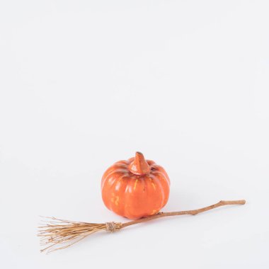 Cadı süpürgesi ile Cadılar Bayramı balkabağı. Minimal tatil kutlama korku kavramı. 