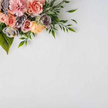 Renkli bahar yaprakları ve çiçekleryaratıcı sezon düzeni. Mevsimsel konsept. 