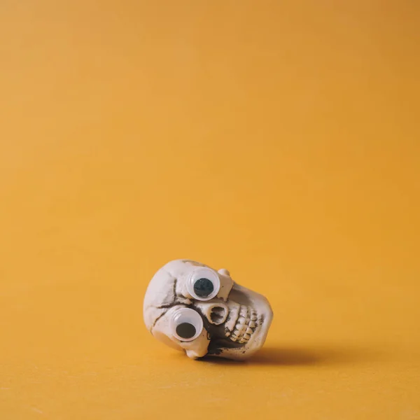 Halloween Skelettkopf Mit Googly Eyes Auf Orangefarbenem Hintergrund Lustiges Urlaubskonzept — Stockfoto