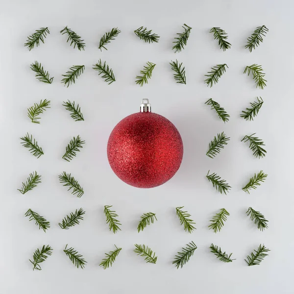 Творческое Оформление Еловыми Ветвями Красной Рождественской Безделушкой Минимальный Зимний Фон — стоковое фото