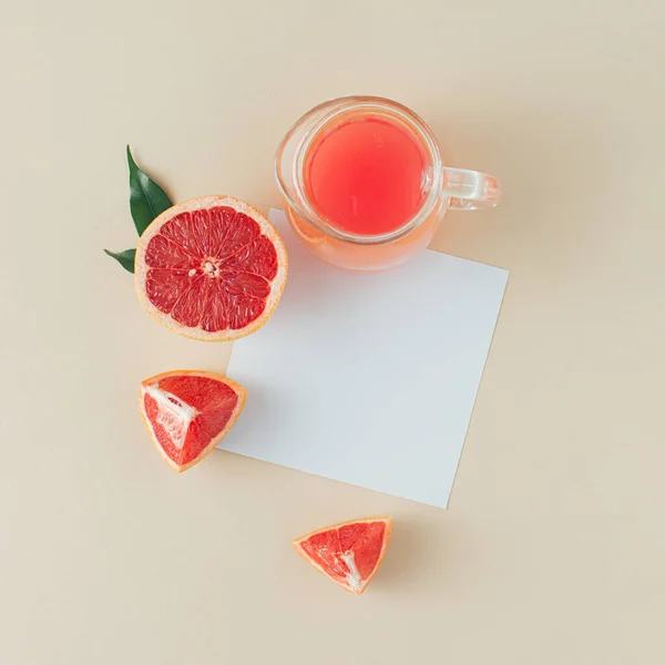 Potje Grapefruitsap Met Plakjes Grapefruit Papierkaart Minimale Vlakke Lay — Stockfoto