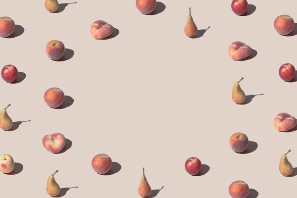 Kreatives Muster Aus Frischen Pfirsichen Und Birnen Vor Pastellbeigem Hintergrund — Stockfoto