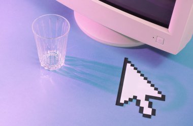 Eski Monitor ekranlı ve kristal camlı klasik tarz konsept. Teknoloji geçmişi. Retro moda estetiği.