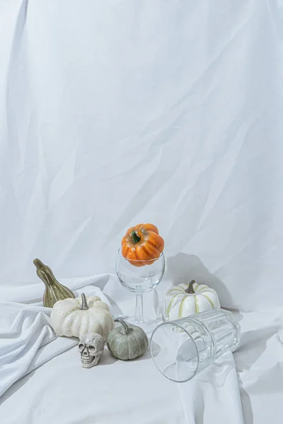 Retro Stílusú Csendélet Elrendezése Sütőtökkel Poharakkal Halloween Ünnep Téma Kreatív Stock Kép