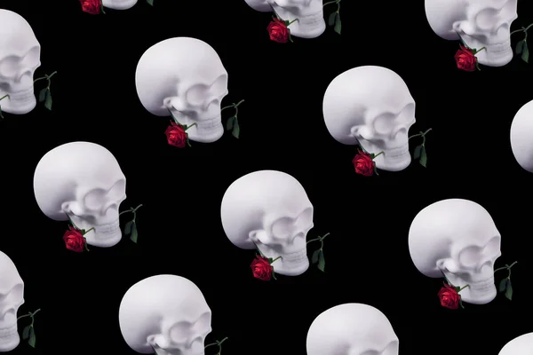 Totenkopfmuster Mit Rosenblüten Minimal Romantisches Liebeskonzept Kreativer Hintergrund Halloween — Stockfoto