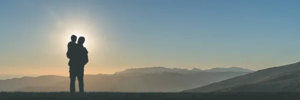 Çocuğuyla birlikte babasının yükselişiyle karşılaşmak..
