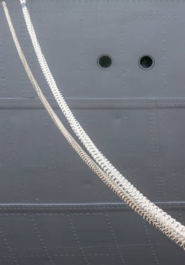 Gemi gövdesi, iskele ve demirleme halatları..