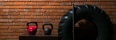 bir tuğla duvar arka çapraz eğitim için spor malzemeleri ayarla