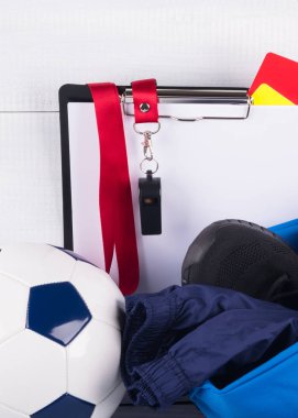 spor şeyler ve hafif bir arka plan karşı bir maç başında bir düdük