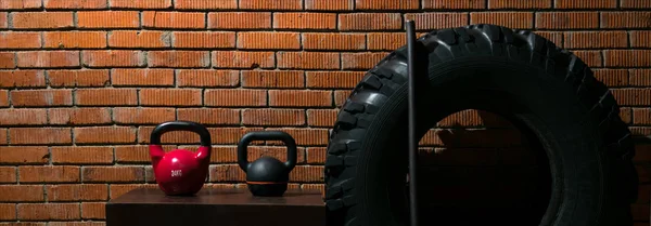 bir tuğla duvar arka çapraz eğitim için spor malzemeleri ayarla