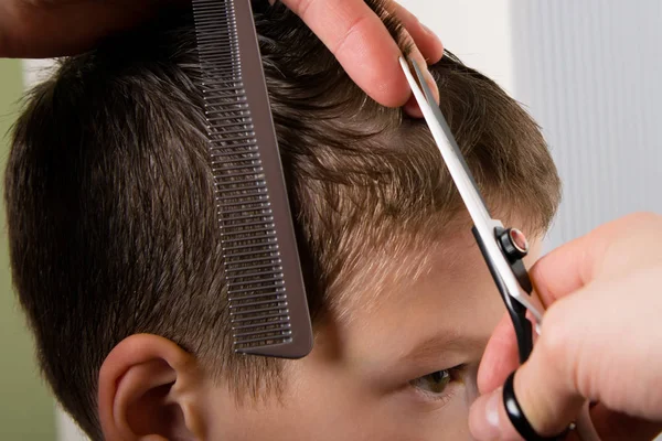 Der Friseur Hält Kamm Und Schere Der Hand Und Macht — Stockfoto