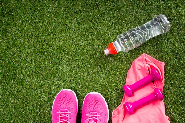 pembe nesneler için fitness, bir şişe su, çim zemin üzerine