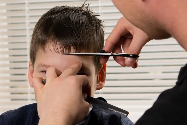 Der Friseur Schert Den Jungen Mit Der Schere — Stockfoto