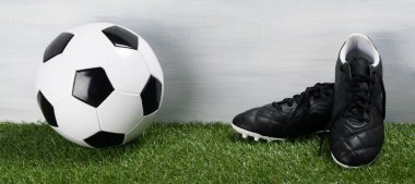 yeşil çim topu ve futbol için ayakkabı