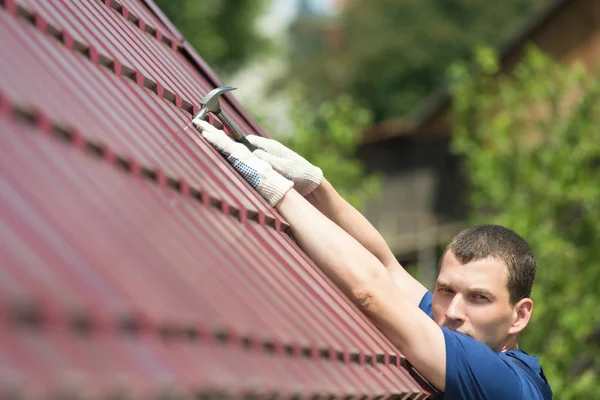 Reparador Arregla Las Tejas Del Techo — Foto de Stock