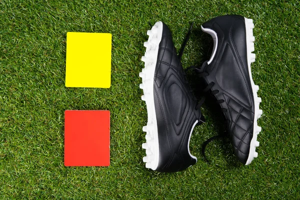 Twee Kaarten Van Straf Voor Scheidsrechter Voetbal Schoenen Tegen Achtergrond — Stockfoto