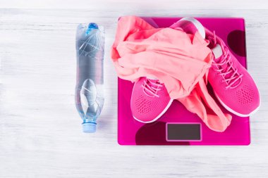 ölçekler üzerinde hafif bir arka plan üzerinde pratik spora gidiyor