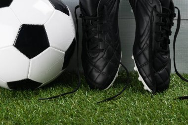 futbol oyuncu yakın çekim yeşil çimenlerin üzerinde için topu ve deri ayakkabı