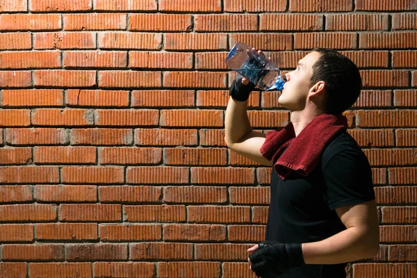 Fitness Dersleri Sonra Atlet Kırmızı Tuğladan Bir Duvar Bir Arka — Stok fotoğraf