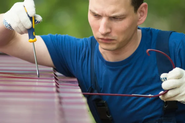 Reparador Traje Azul Limpia Fortalece Superficie Del Techo Primer Plano — Foto de Stock