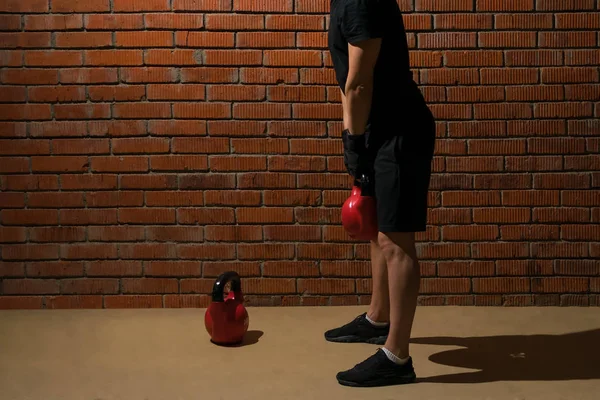 Homem Fazendo Fitness Pega Pesos Vermelhos Contra Fundo Parede Tijolo — Fotografia de Stock