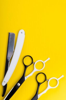 araçlarına ve öğeleri saç bakımı ve saç kesimi ve tıraş, sarı bir arka plan üzerinde