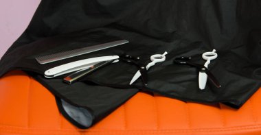 portakal üzerinde birtakım nesneleri, makas ve valos kesme için taraklar, sandalye